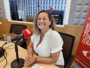 Vanessa Parellada, psicòloga, als estudis de Ràdio Illa.