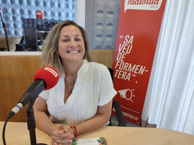 Vanessa Parellada, psicòloga, als estudis de Ràdio Illa.