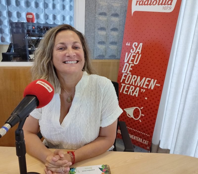Vanessa Parellada, psicòloga, als estudis de Ràdio Illa.