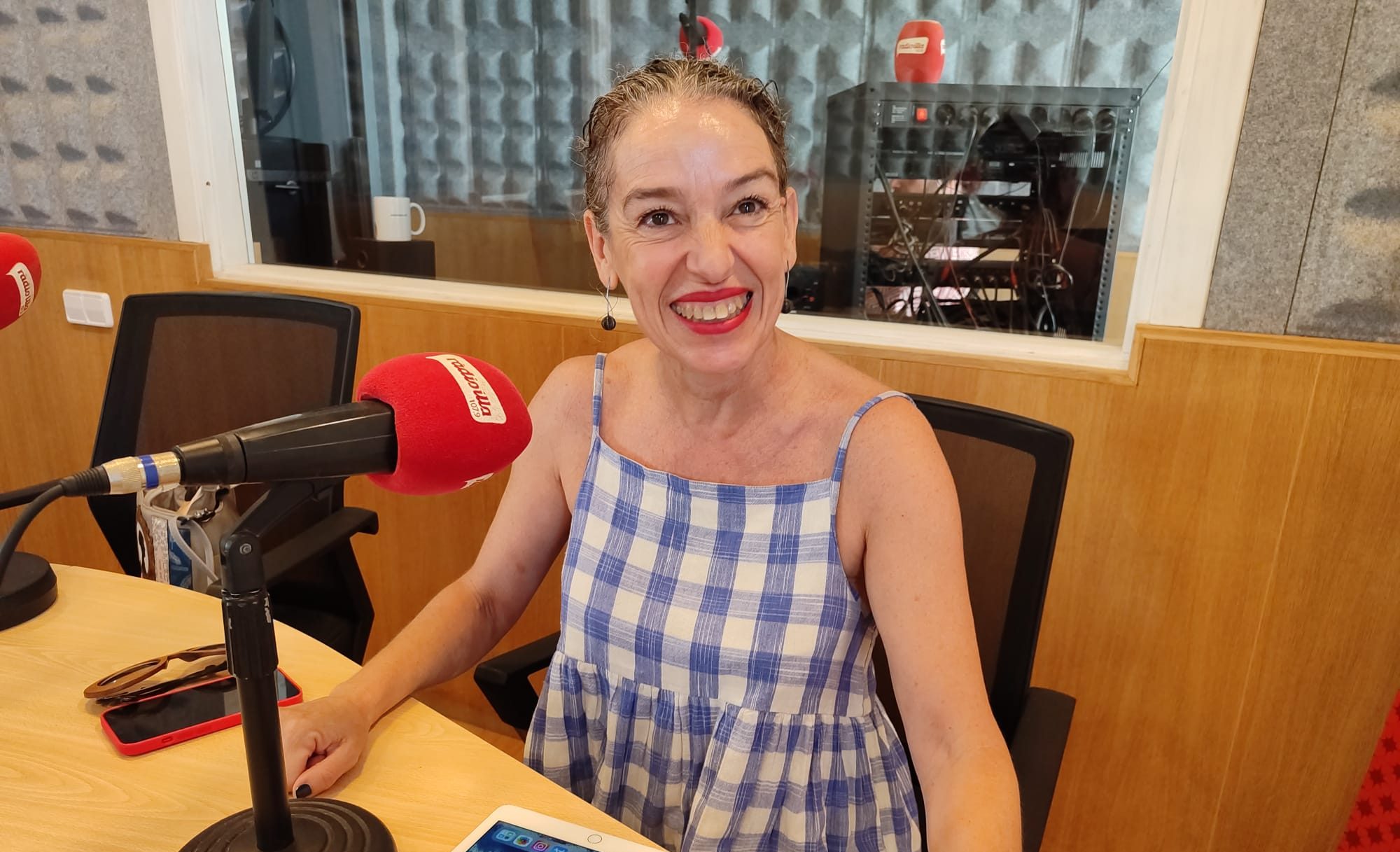 L'advocada Maite Ferrer a l'estudi de Ràdio Illa.