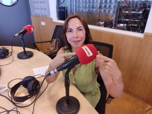 Shadia Nasser, notaria de Formentera, als estudis de Ràdio Illa.