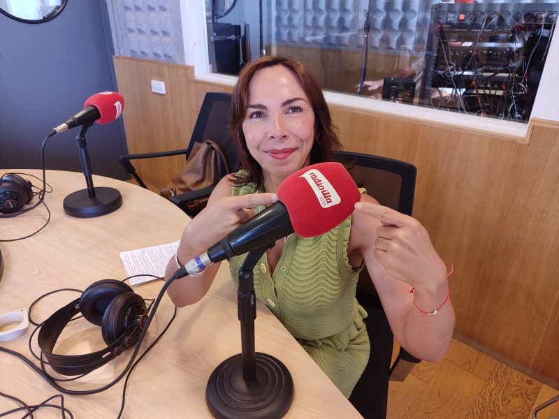 Shadia Nasser, notaria de Formentera, als estudis de Ràdio Illa.