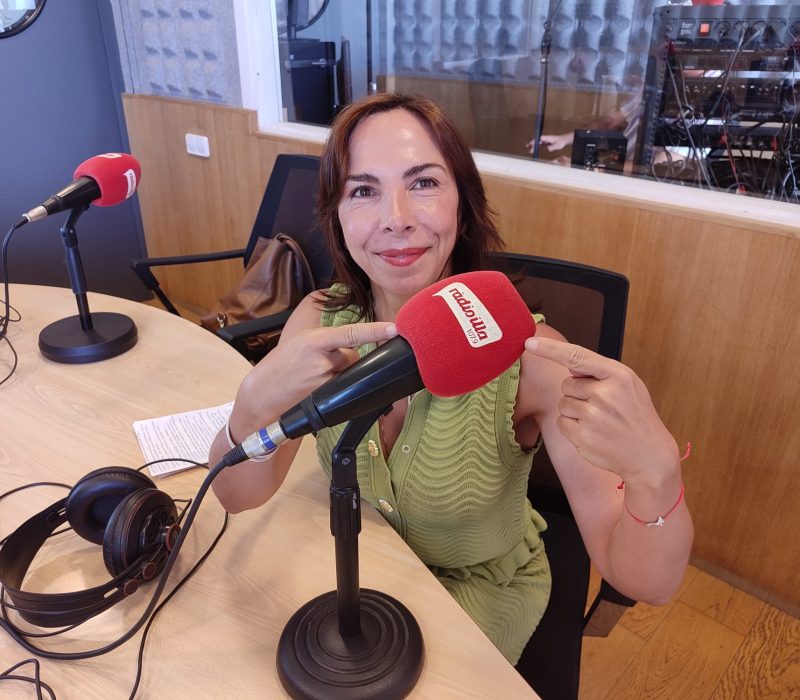 Shadia Nasser, notaria de Formentera, als estudis de Ràdio Illa.