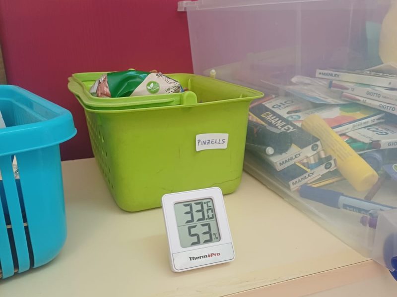 El termòmetre ubicat a una de les aules del CEIP Mestre Lluís Andreu marca 33 graus.