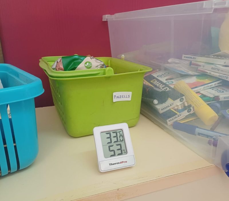 El termòmetre ubicat a una de les aules del CEIP Mestre Lluís Andreu marca 33 graus.