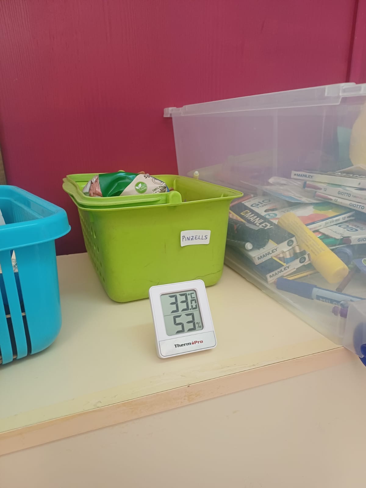 El termòmetre ubicat a una de les aules del CEIP Mestre Lluís Andreu marca 33 graus.