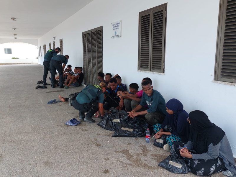 Migrants arribats en pastera a la costa.