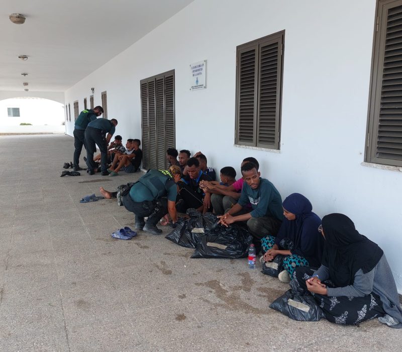 Migrants arribats en pastera a la costa.
