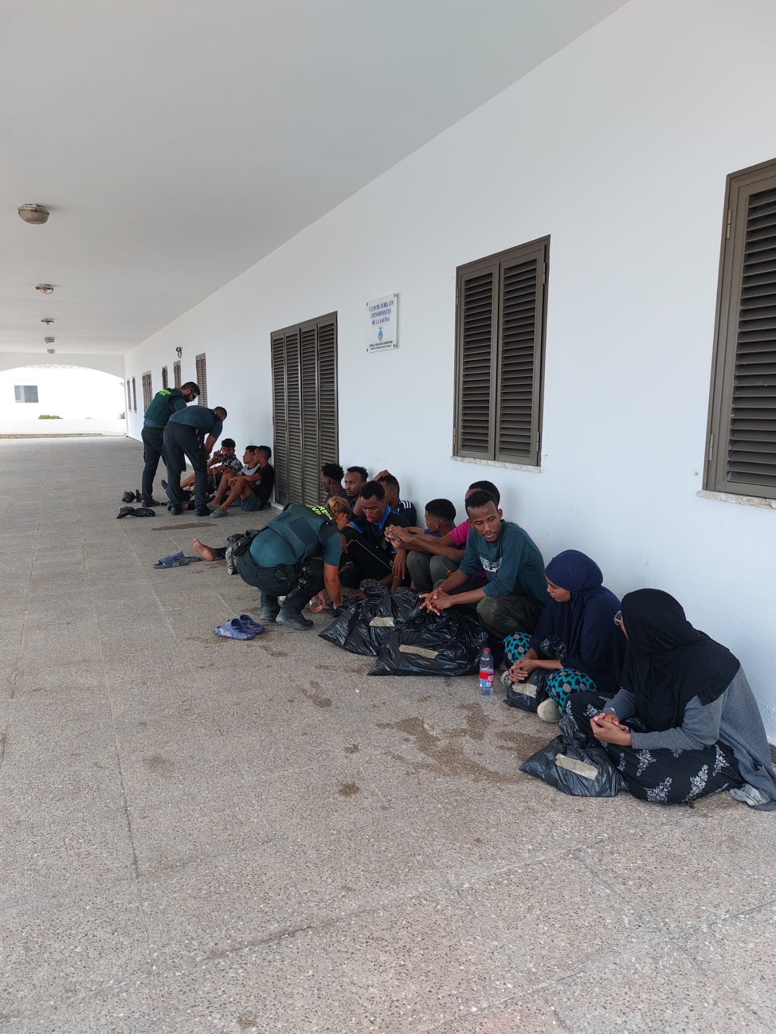 Migrants arribats en pastera a la costa.