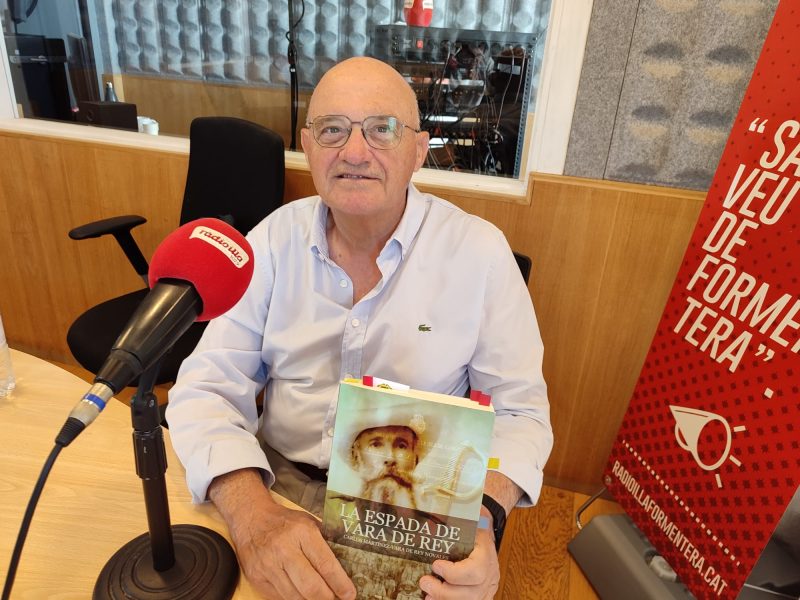 José María Prats, exmilitar, als estudis de Ràdio Illa.