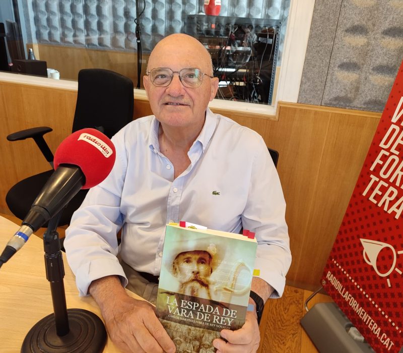 José María Prats, exmilitar, als estudis de Ràdio Illa.