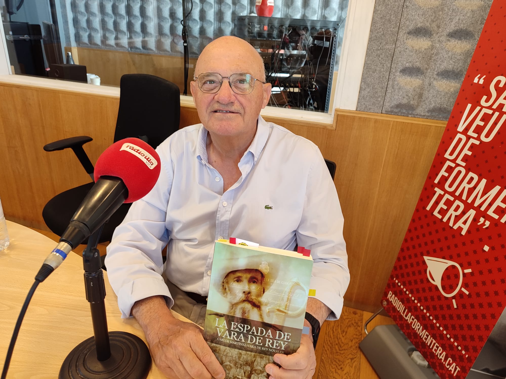 José María Prats, exmilitar, als estudis de Ràdio Illa.