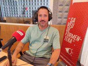 Vicente Andrío, cocteler del 'Tiki Bar', a Ràdio Illa.