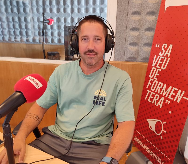 Vicente Andrío, cocteler del 'Tiki Bar', a Ràdio Illa.