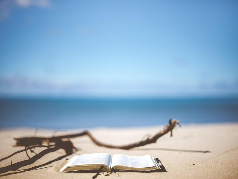 Imatge d'arxiu d'un llibre a la platja.