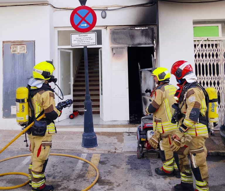 Els Bombers apaguen un foc a un quadre elèctric de Sant Ferran que afecta el subministrament de diversos locals